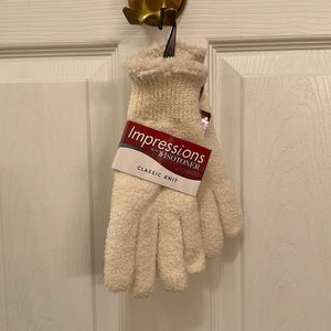 Isotoner classic knit gloves, ivory one size